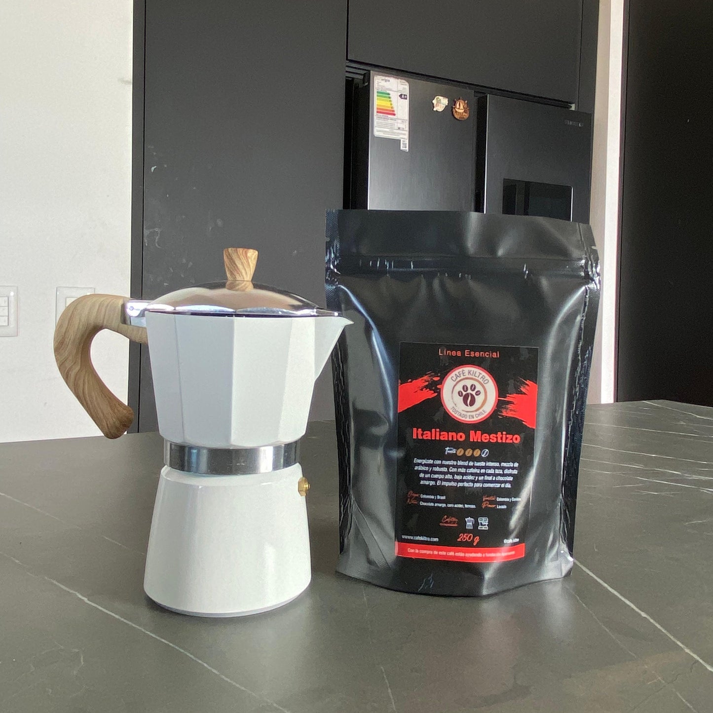 Cafetera Moka + Café de 250 gramos